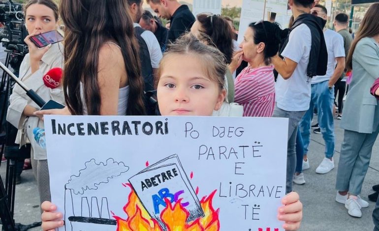 “NJË NGA MESAZHET MË DOMETHËNËSE”/ Meta nxjerr foton e vogëlushes në protestë: Paratë që vidhen me inceneratorët…