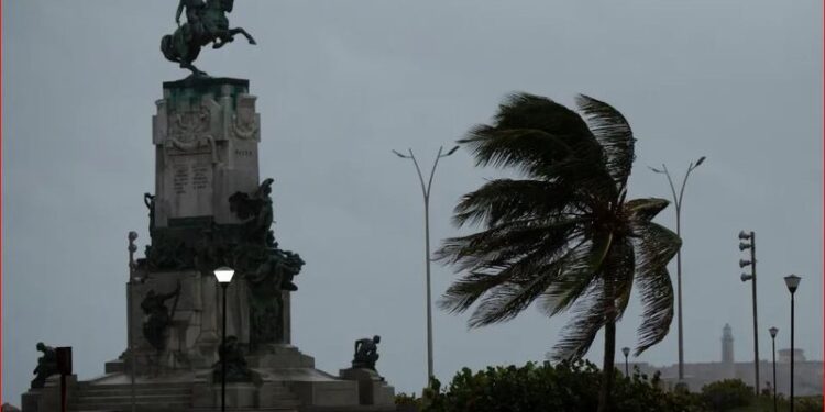 MOTI I KEQ/ Ishulli ‘goditet’ nga uragani i fuqishëm, banorët mbeten në errësirë totale, raportohen viktima