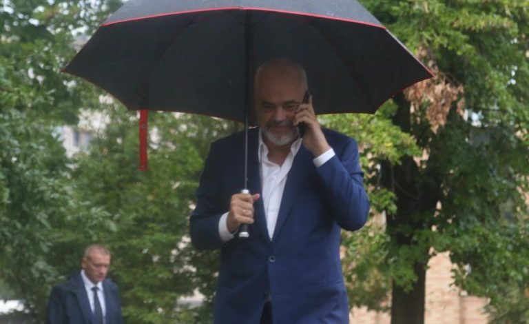 PAMJET/ Mbledhja e Kryesisë së PS, Majko dhe Klosi ecin në shi pa çadër, çfarë pritet të diskutohet mes socialistëve