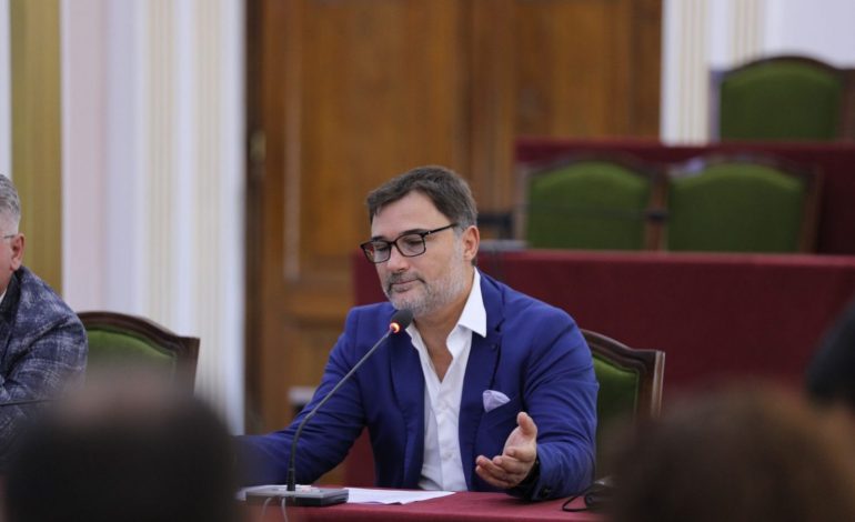 MBLIDHET GRUPI PARLAMENTAR I PD/ Alibeaj: Reformë për dekomunistizimin e Shqipërisë. Ndarja me të kaluarën…