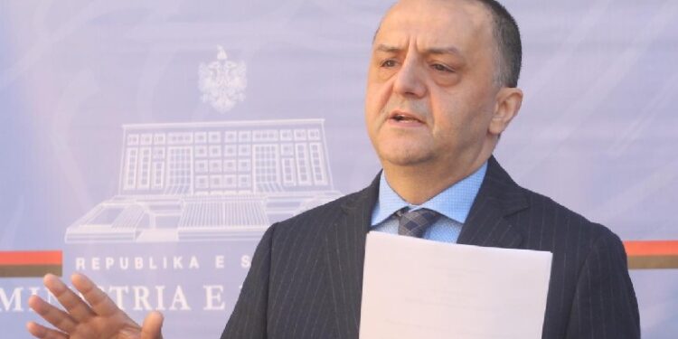 MBYLLEN LEGALIZIMET NË LIBRAZHD/ Lame: Nisi procesi i certifikatave, Tropoja i bën letrat online