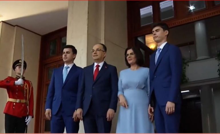 ME FTESË TË MBRETIT CHARLES III/ Presidenti Begaj dhe Zonja e Parë nisen drejt Londrës për të marrë pjesë në funeralin e Mbretëreshës Elizabeth II