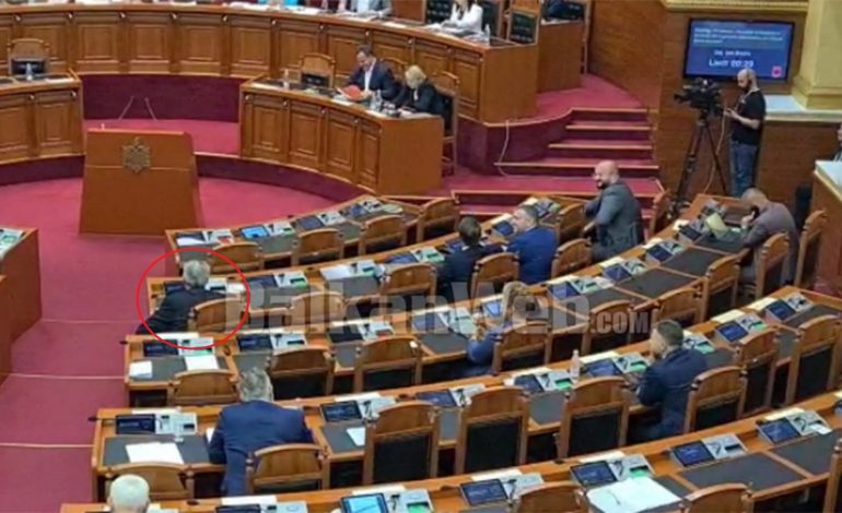 SHKAKTON TË QESHURA/ Berisha ulet në karriget e socialistëve teksa priste për të marrë fjalën: Ja arsyeja