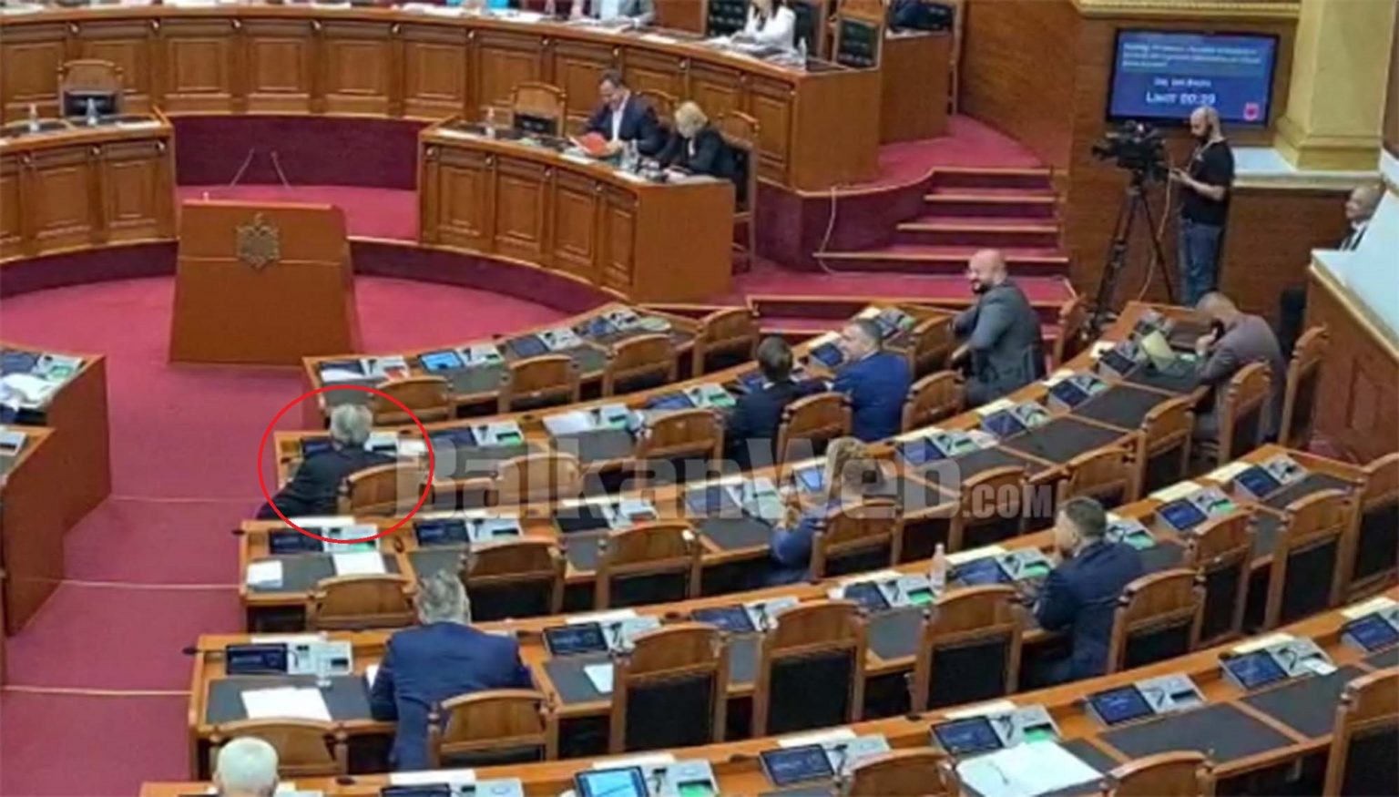 SHKAKTON TË QESHURA/ Berisha ulet në karriget e socialistëve teksa priste për të marrë fjalën: Ja arsyeja