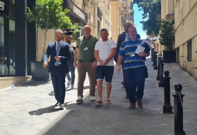 I AKUZUAR SE VRAU PRONAREN GREKE ME NIPIN DHE I VURI ZJARRIN/ Gjykata malteze urdhëron ekstradimin e shqiptarit në Greqi
