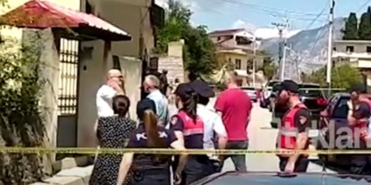 E RËNDË/ Iu ul tensioni, gruaja në Gjirokastër bie nga lartësia dhe gjen vdekjen