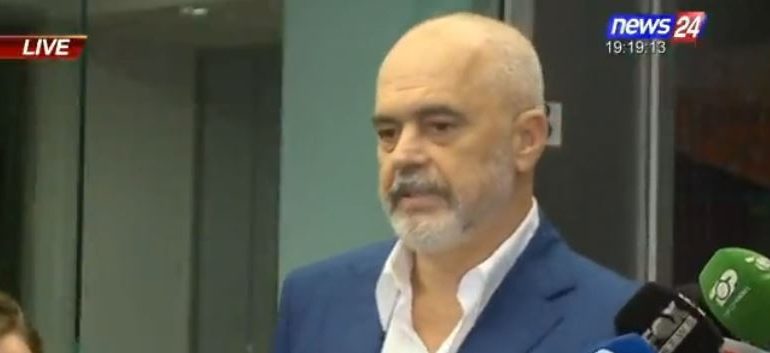 “GODINA 14 KATE SHTESË PA LEJE”/ Rama kapet me gazetaren dhe heq përgjegjësinë nga vetja: S’jam inspektor ndërtimi! Fajin e ka…