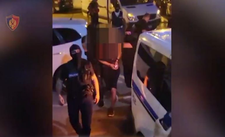 EMRAT DHE PAMJET/ U kapën duke transportuar 50 emigrantë, kush janë 3 të rinjtë e arrestuar