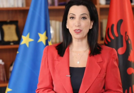 VITI I RI SHKOLLOR/ Evis Kushi mesazh urimi për nxënësit dhe mësuesit: Do sjellim nisma dhe projekt për një arsim cilësor dhe të barabartë