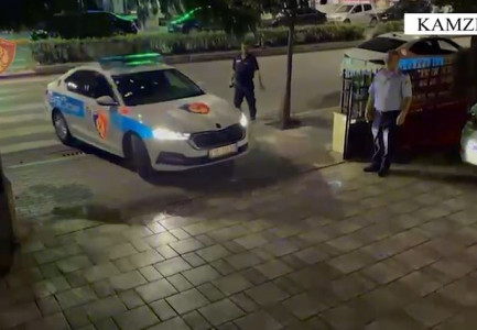 RRAHU GRUAN DHE TENTOI TA QËLLONTE/ 37-vjeçari hedh armën nga dritarja e banesës sapo sheh policinë te dera…