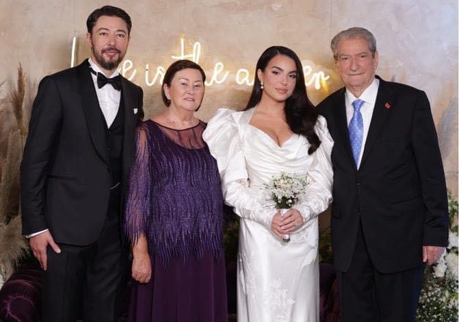 POSTON FOTON NGA DASMA E TE BIRIT/ Berisha: Dua të ndaj me ju miq këtë gëzim në familjen tonë