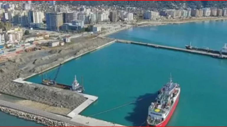 FOTOLAJM/ Mbërrin në Vlorë anija speciale, dy gjeneratorë do të prodhojnë energji