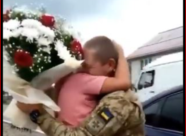 VIZITON FAMILJEN PAS 6 MUAJSH NË FRONT/ Publikohen pamjet emocionuese të ushtarit ukrainas dhe takimit me djalin e tij