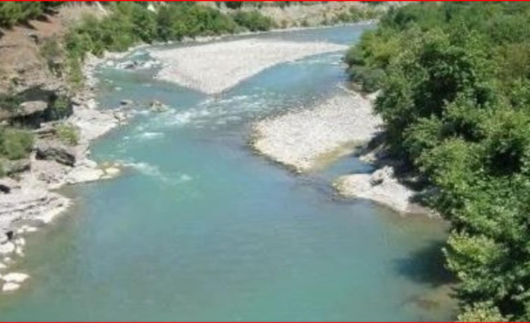 ISHTE LARGUAR DJE NGA BANESA/ 65-vjeçari gjendet i mbytur në shtratin e lumit Vjosa