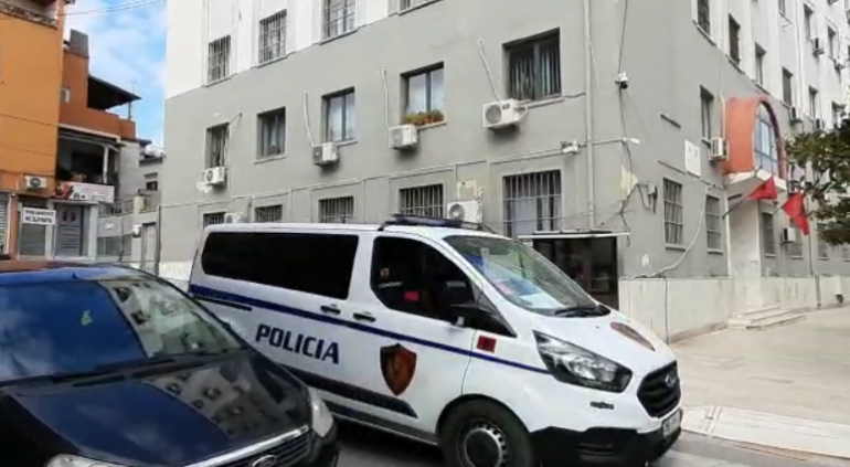 KONFLIKT ME ARMË NË DURRËS/ Qëllon me kallashnikov fqinjin, arrestohet 56-vjeçari