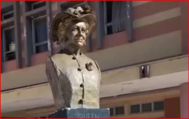 KUKËSI NDERON MBRETËRESHËN ELIZABETH/ Vendos para Pallatit të Kulturës bustin e Mbretëreshës Elizabeth ll (FOTO)