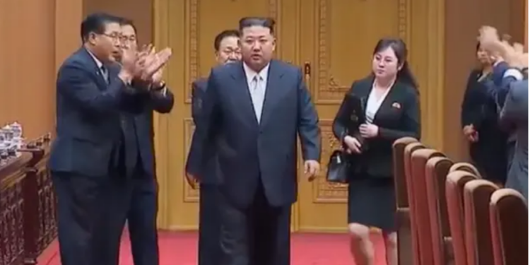 MBAN NJË ÇANTË TË ZEZË ME VETE/ Misteri për gruan që shoqëron gjithmonë Kim Jong Un