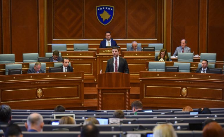 “KOPSHTAR NË LUFTË…”/ Greva në arsim, përplasje në Kuvendin e Kosovës, opozita akuza Kurtit