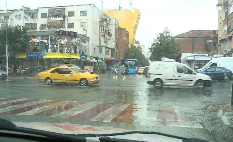 RESHJE SHIU NË TË GJITHË SHQIPËRINË/ Ja qytetet që rrezikohen nga përmbytjet