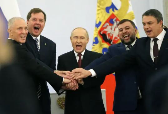 ENTUZIASTË E TË LUMTUR/ Putin shtrëngon duart me liderit pro rusë të katër rajoneve të aneksuara Ukrainase
