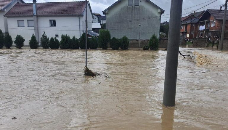 MOTI I KEQ/ Gjendje e rënduar në Rahovec e Gjakovë nga përmbytjet, dhjetëra persona të evakuuar