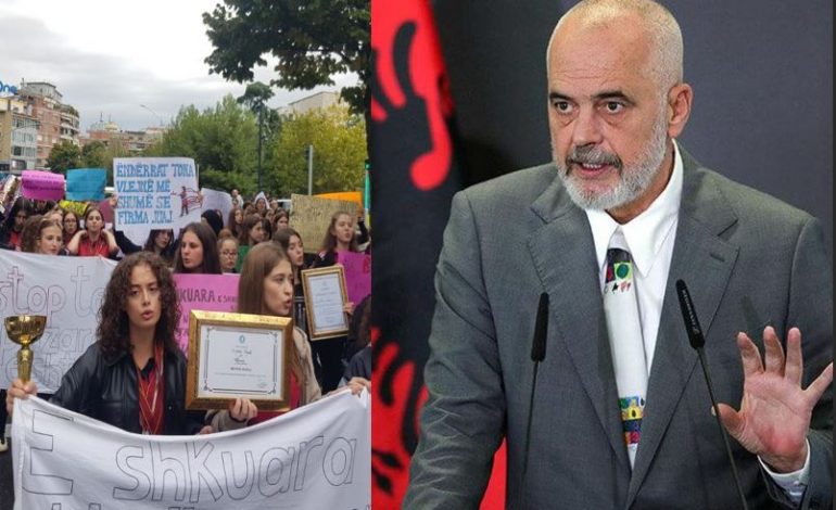 MBYLLJA E SHKOLLËS “MEHMET AKIF”/ Rama nuk tërhiqet: Nxënëset të protestojnë kundër pronarëve që…