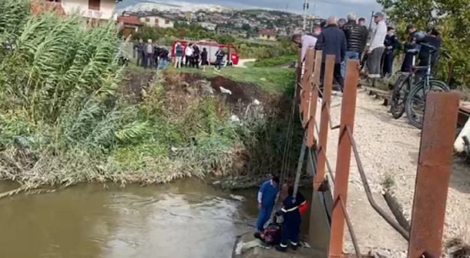 PO ECTE ME BIÇIKLETË MBI URË/ Përfundon në lumë një burrë në Lezhë