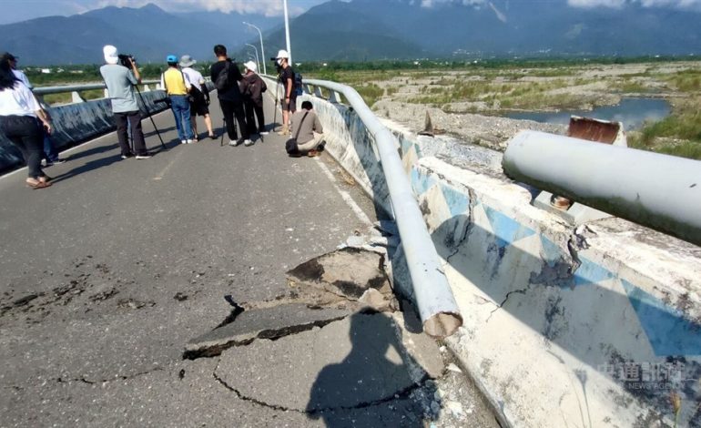 PAMJET/ Një tërmet i fuqishëm godet Tajvanin, shembet një ndërtesë, jepet alarmi për cunami
