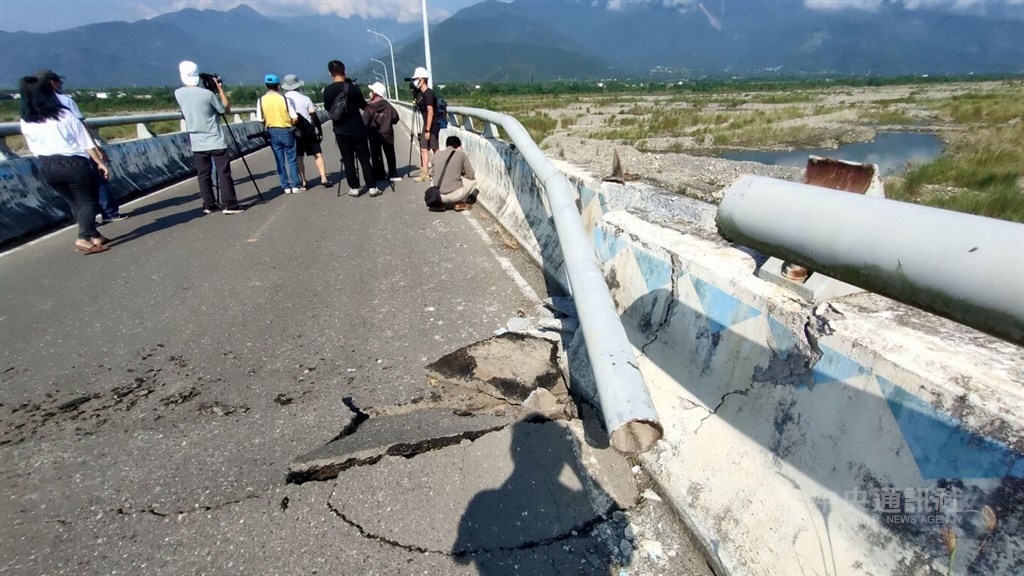 PAMJET/ Një tërmet i fuqishëm godet Tajvanin, shembet një ndërtesë, jepet alarmi për cunami