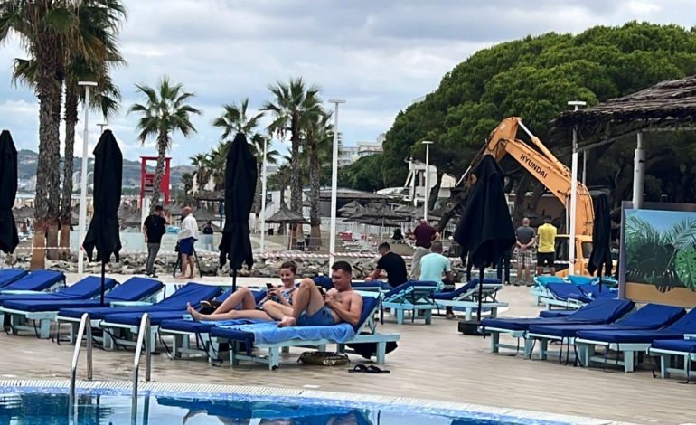 PAMJET/ Pushuesit injorojnë fadromat e Dallëndyshe Bicit, bëjnë plazh në ‘Prestige Resort’