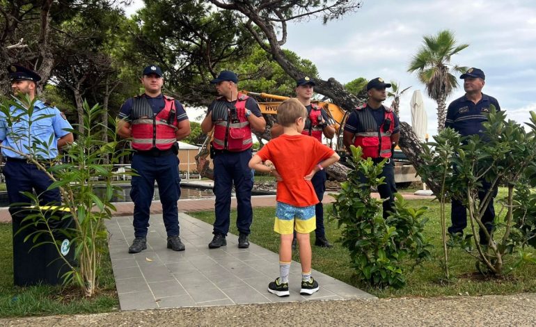 FOTOLAJM/ Djali i vogël kërkon të lahet në pishinën e ‘Prestige Resort’, por përballet me efektivët e policisë