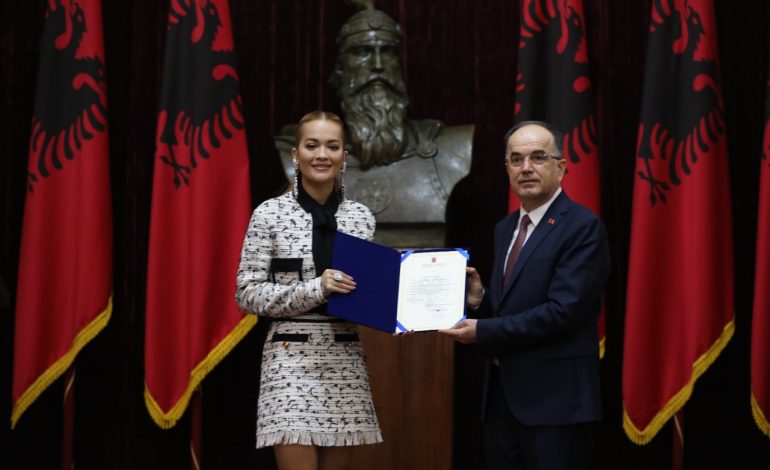NESËR KONCERTI MADHËSHTOR I RITA ORËS NË TIRANË/ Begaj e dekoron me me titullin “Naim Frashëri”