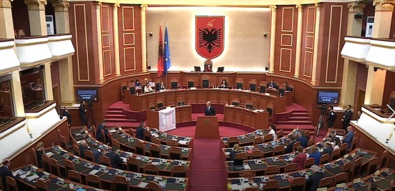 DEBATI/ Berisha kërkon fjalën nga foltorja, Felaj i kujton rregulloren e Kuvendit: Mani për të pushtuar, lironi vendin