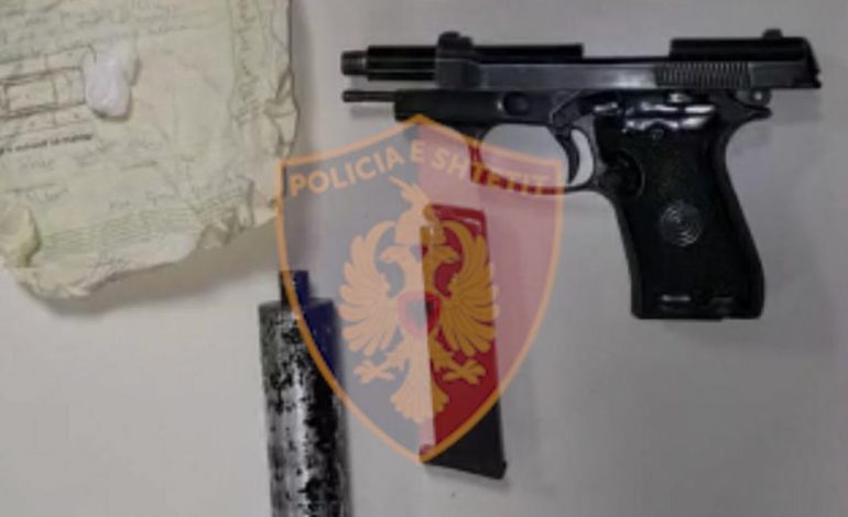 E PËSON KEQ 39-VJEÇARI NË TIRANË/ Qarkullonte me pistoletë dhe lëndë narkotike me vete, policia…