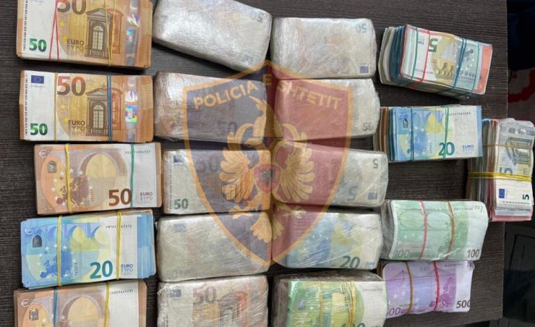 TENTOI TË KALONTE KUFIRIN ME MBI 200 MIJË EURO TË PADEKLARUARA/ Arrestohet 50-vjeçari në portin e Vlorës (EMRI)