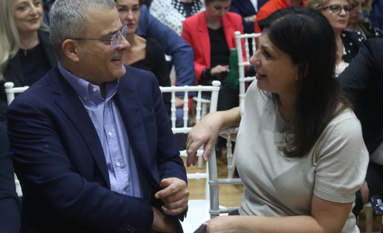 FOTOT/ Demokratët mblidhen në Këshillin Kombëtar, Topalli buzagaz me Imamin, nuk mungojnë as…