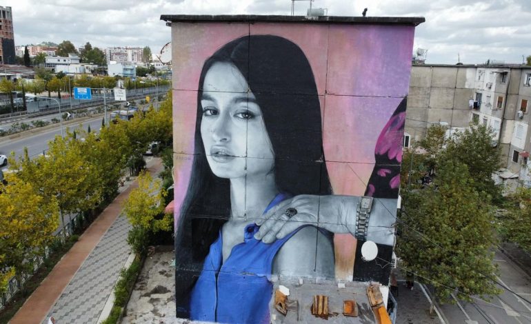 ARTISTJA FRANCEZE REALIZON MURALEN NË KRYEQYTET/ Veliaj: Tirana zgjohet me art!