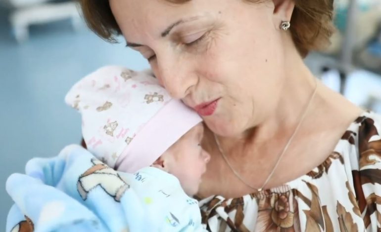 EMOCIONUESE/ 52-vjeçarja infermiere në Prishtinë bëhet nënë për herë të parë në Maternitetin “Koço Gliozheni”