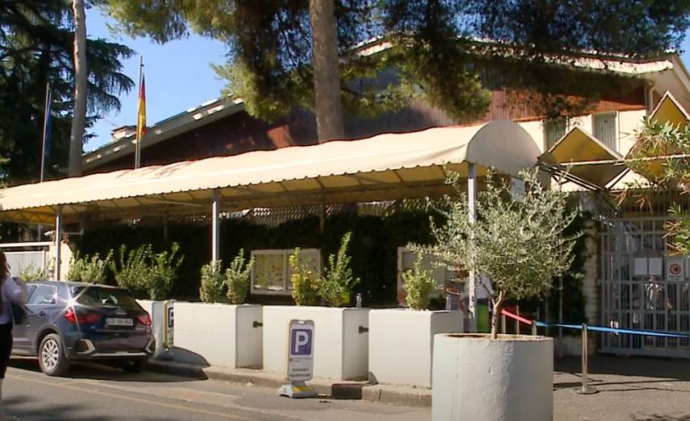 SHQIPTARËT BRAKTISIN VENDIN/ Ambasada Gjermane plot me aplikantë: Largohemi për një jetë më të mirë!
