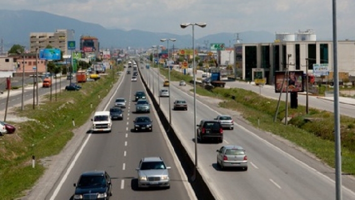 AKSIDENT NË AUTOSTRADËN TIRANË-DURRËS/ Kamioni përplaset me mbikalimin e këmbësorëve në Sukth dhe e shemb, një person i plagosur