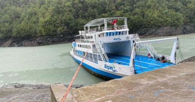 ISHTE NISUR NGA KOMANI PËR TROPOJË/ Trageti me pasagjerë kthehet mbrapsht për shkak të motit