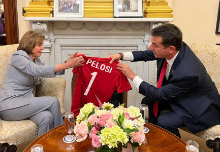 VELIAJ NË UASHINGTON/ Takim me kryetaren e Kongresit, Nensi Pelosi dhe senatorin Mitt Romney: Me miq të tillë, ditët më të mira do t’i kemi gjithmonë përpara