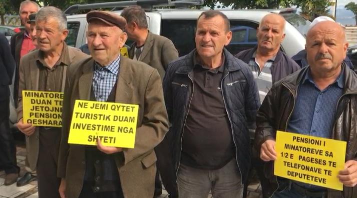 SHPORTA E USHQIMEVE BAZË DHE ILAÇET DUKEN “LUKS”/ Pensionistët në protestë para bashkisë së Pogradecit