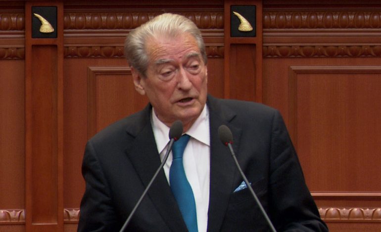 “SI E MBAN KUVENDIN ME MASHTRIME?” Berisha- Ballukut: Çfarë lidhje keni ju me largimin e Gledis Nanos? Nikolla i heq mikrofonin