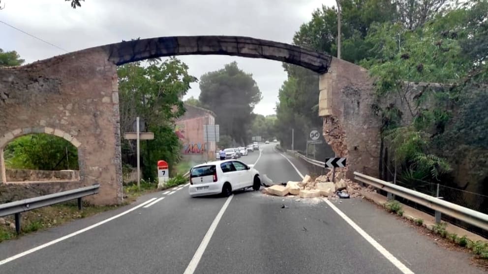 DOLËN NGA RRUGA DHE U PËRPLASËN/ Çifti i moshuar gjerman dëmton urën historike në Spanjë, detyrohet shembja e saj