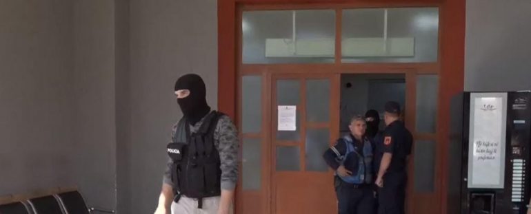 “ZHVATNIN” PACIENTËT TEK TRAUMA/ Bashkë me anestezistin që u kap duke marrë 20 mijë lekë në pranga edhe mjekja…