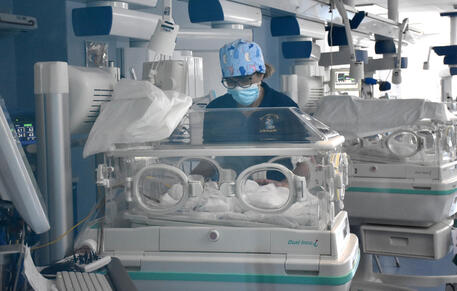 JETA TRIUMFON FALË SHKENCËS/ Transplanti i parë i mitrës në Itali, në spitalin e Katanias lind Alessandra