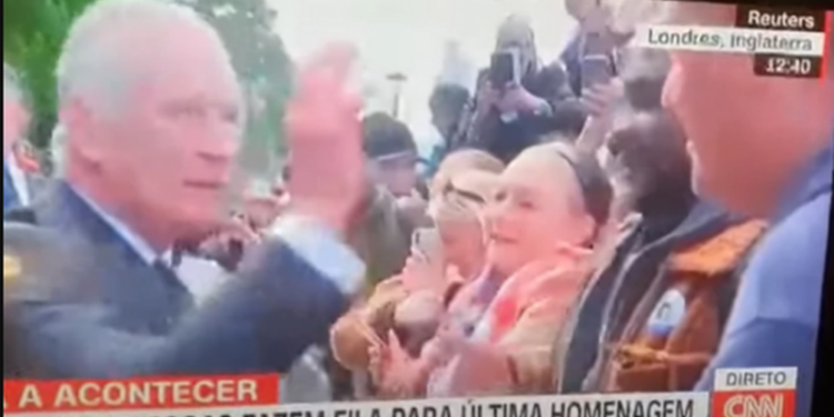 VIDEOLAJM/ Refuzoi t’i japë dorën njeriut me ngjyrë? Pamjet e Mbretit Charles III po bëjnë xhiron e botës, akuza…