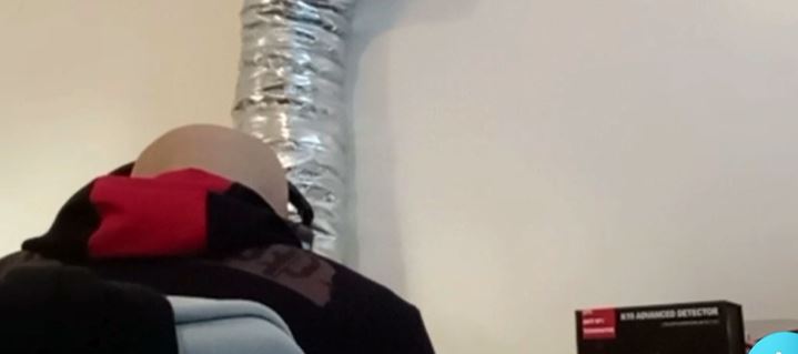 “IKA ME GOMONE”/ Flet shqiptari që punon në “shtëpi bari”: Rri brenda 18 orë në ditë, kam borxhe