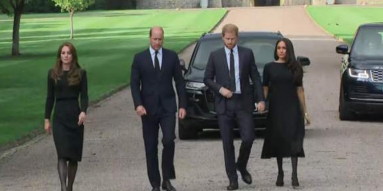 VDEKJA E MONARKES/ William, Kate, Harry dhe Meghan mbërrijnë në Kështjellën Windsor për homazhe